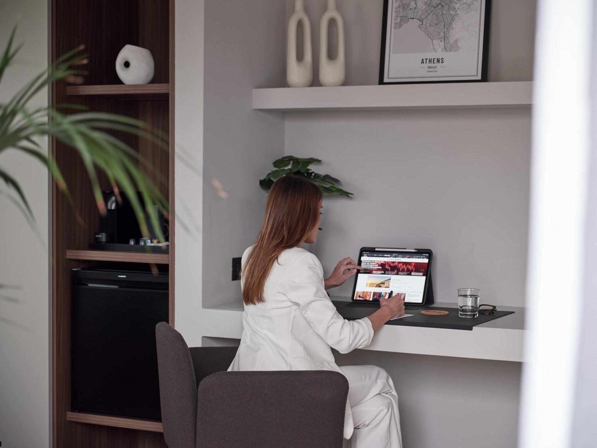 Bond Smart Living Suites Athens Ngoại thất bức ảnh